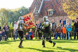 ridders in actie bij kasteel Ammersoyen